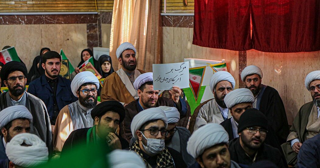 رهبر انقلاب خط قرمز امت اسلامی است