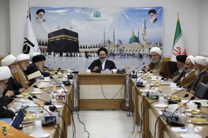 بررسی زینت و لباس احرام بانوان با حضور نماینده ولی‌فقیه