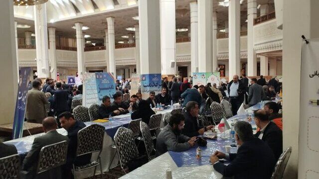 میز خدمت مدیران اجرایی فارس در حرم شاهچراغ (ع) برپا شد