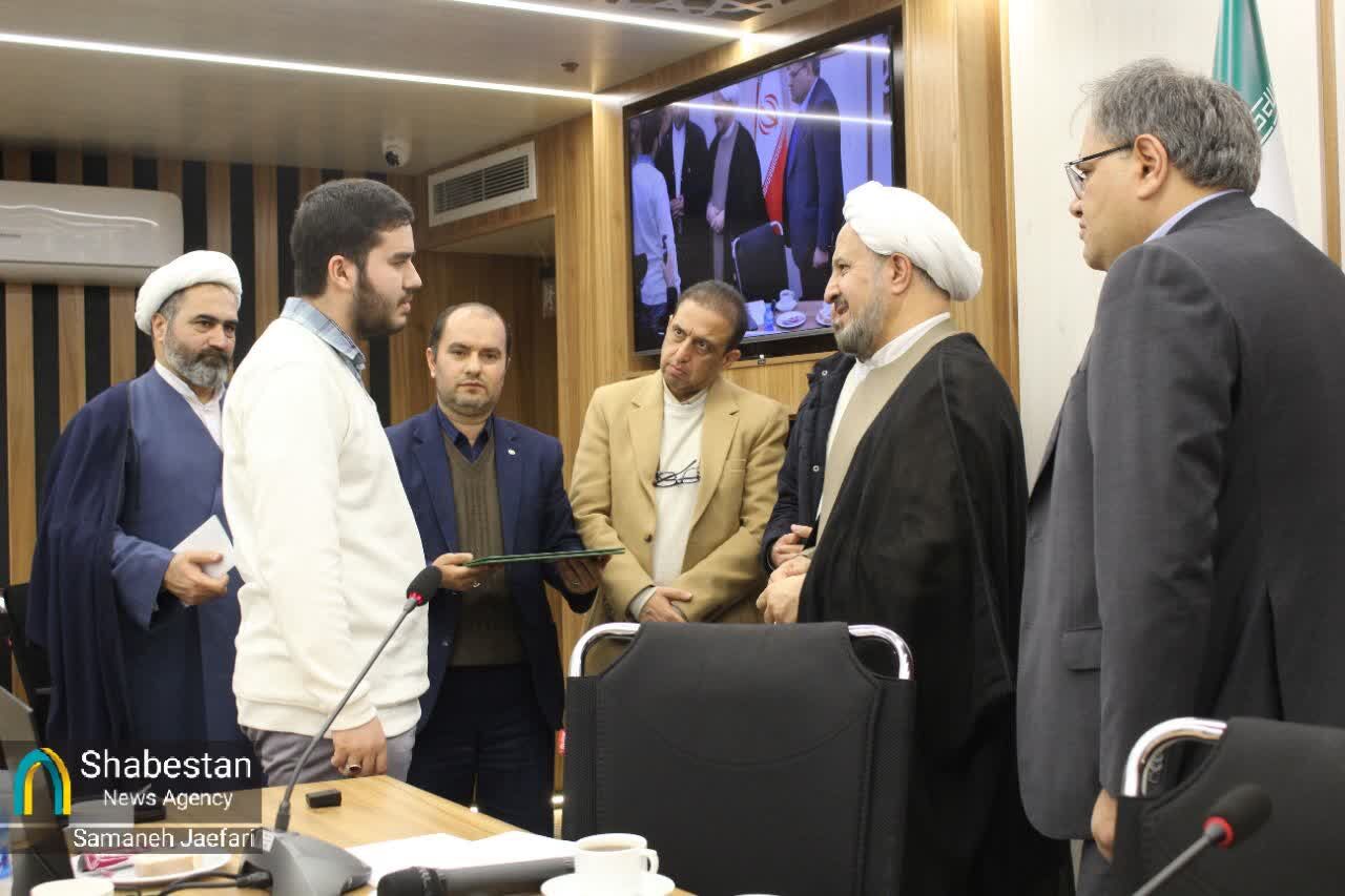 کانونهای مسجدی در تبیین شخصیت رهبری بکوشند