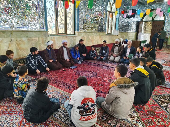 جوانان با حضور خود نماز جمعه را زنده و اثرگذار می‌کنند