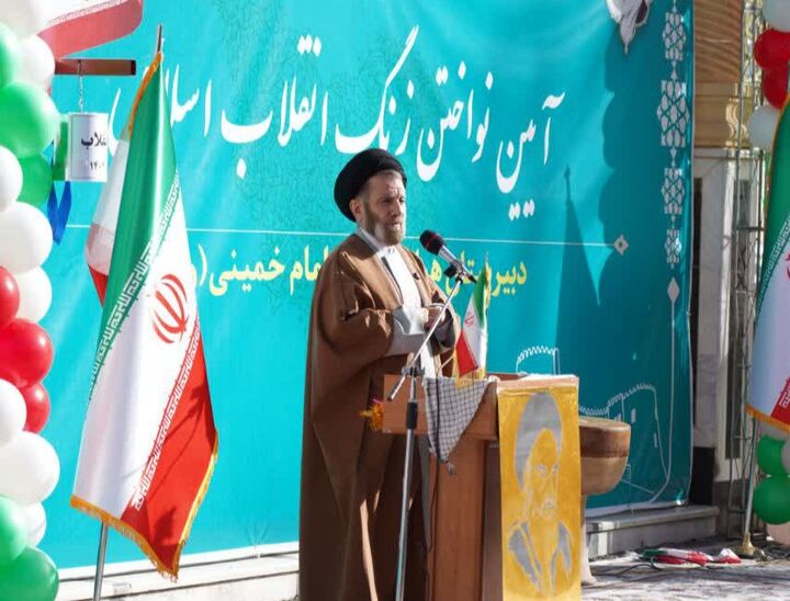 دانش‌آموزان ستون‌های استوار انقلاب اسلامی هستند