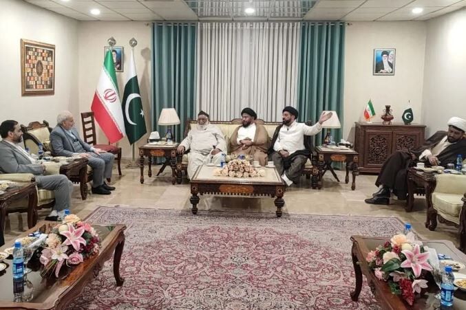 رئیس مدارس شیعه پاکستان: در کنار مردم و رهبری ایران ایستاده‌ایم