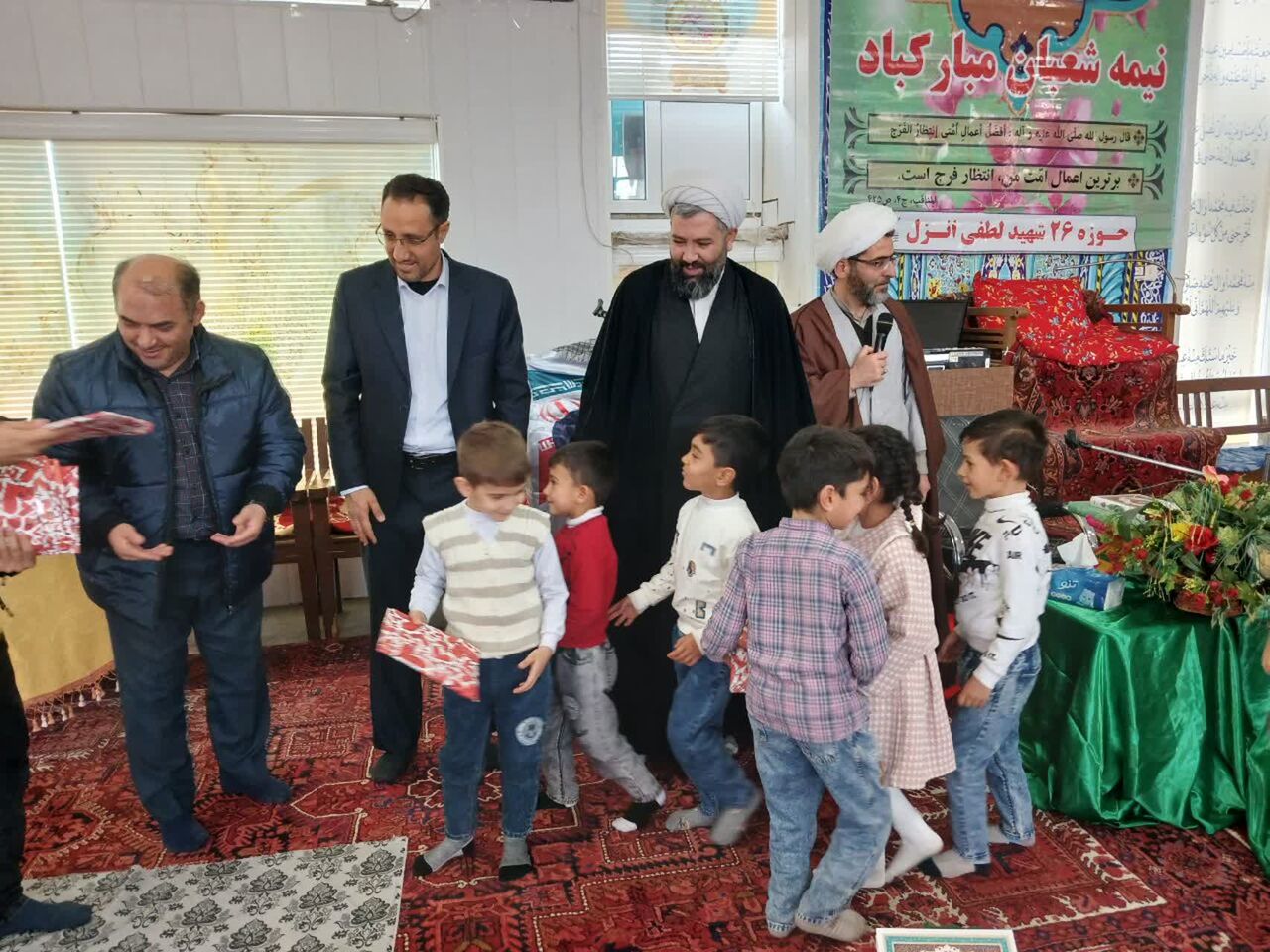 انس معنوی با قرآن در قره‌باغ؛ نوجوانان در کنار حمید شکارچی