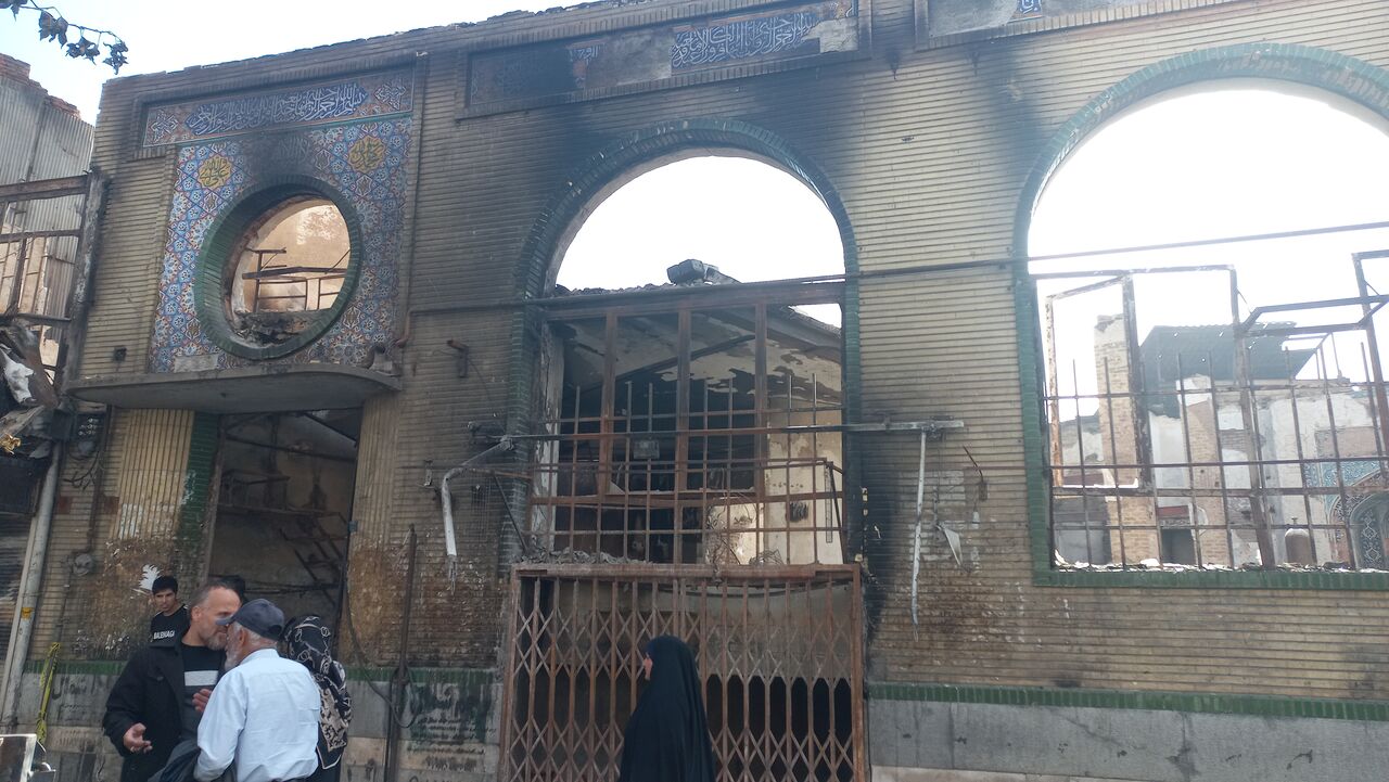 منتظرانِ حضرتِ موعود در میانۀ‌ خرابه‌های مسجد تاریخی حاج مجتهد رشت