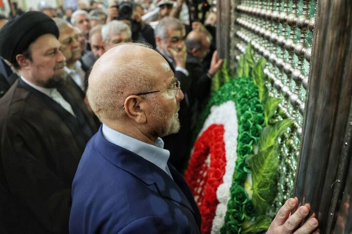 رییس و نمایندگان مجلس شورای اسلامی با حضور در حرم امام راحل با شهدا تجدید میثاق کردند