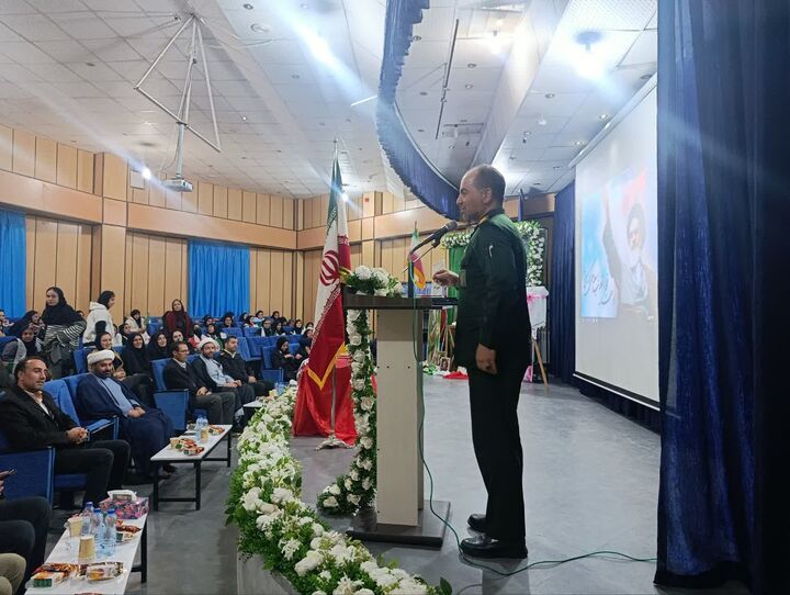 جشن اعیاد شعبانیه و دهه فجر در مدرسه راهیان کوثر قروه برگزار شد