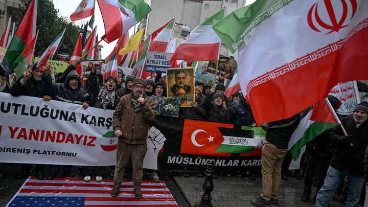 تجمع در استانبول در حمایت از مردم و رهبر ایران با شعار «ترکیه و ایران برادرند»