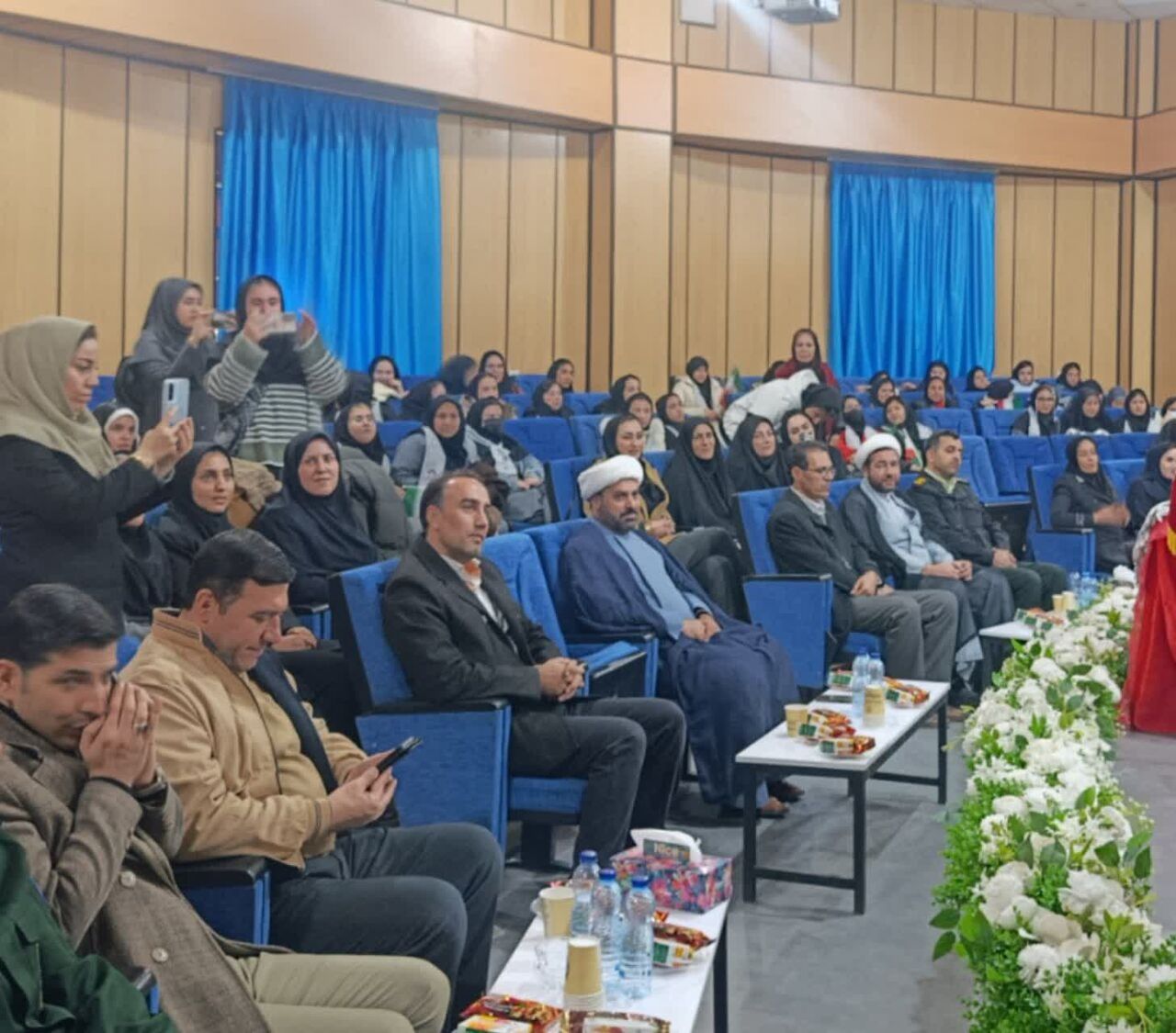 جشن اعیاد شعبانیه و دهه فجر در مدرسه راهیان کوثر قروه برگزار شد