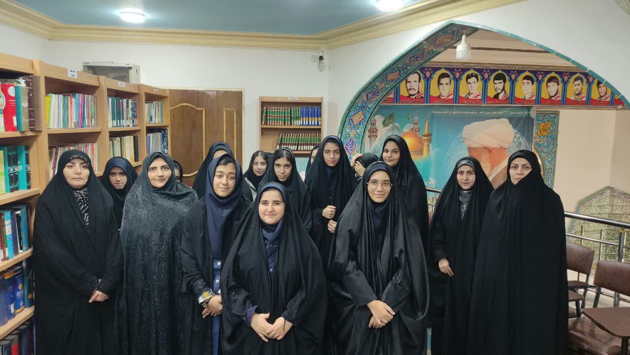 بازدید دانش‌آموزان هنرستان شهید بهشتی از کانون فرهنگی هنری امام زمان(عج) آران و بیدگل
