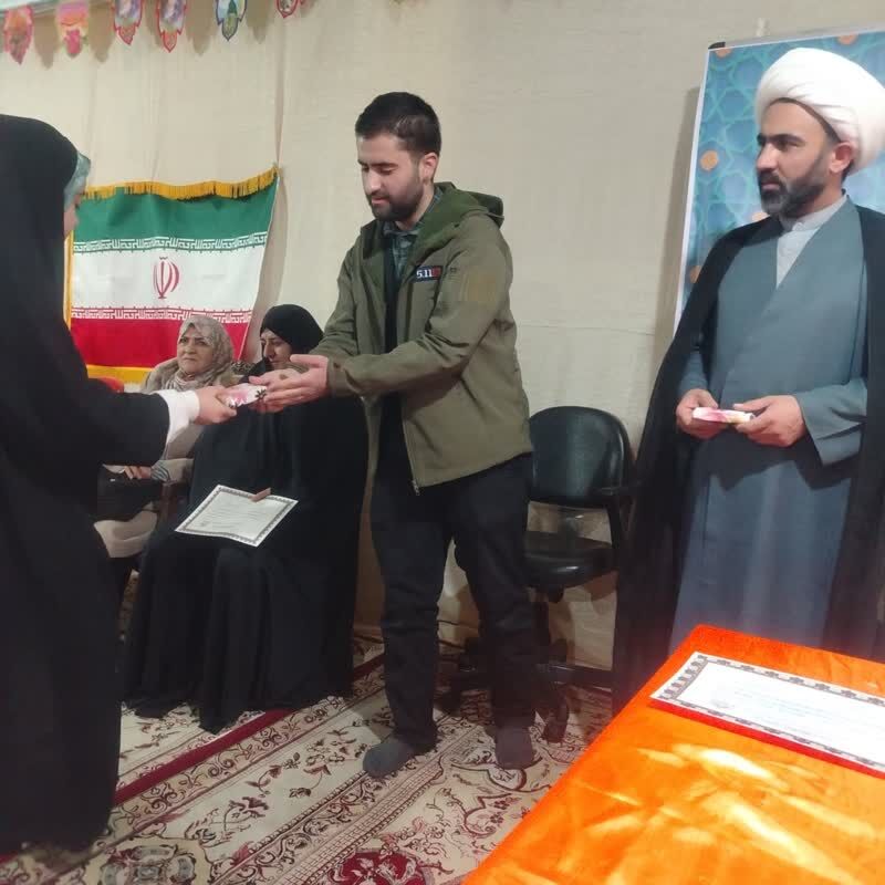 قرآن، آگاهی‌بخش و چراغ راهنمای انسان برای رسیدن به تمامیت انسانیت است