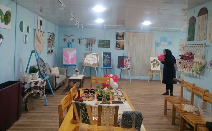 نمایشگاه دو بانوی هنرمند مسجدی با موضوع "انقلاب اسلامی" در اسفراین دایر شد