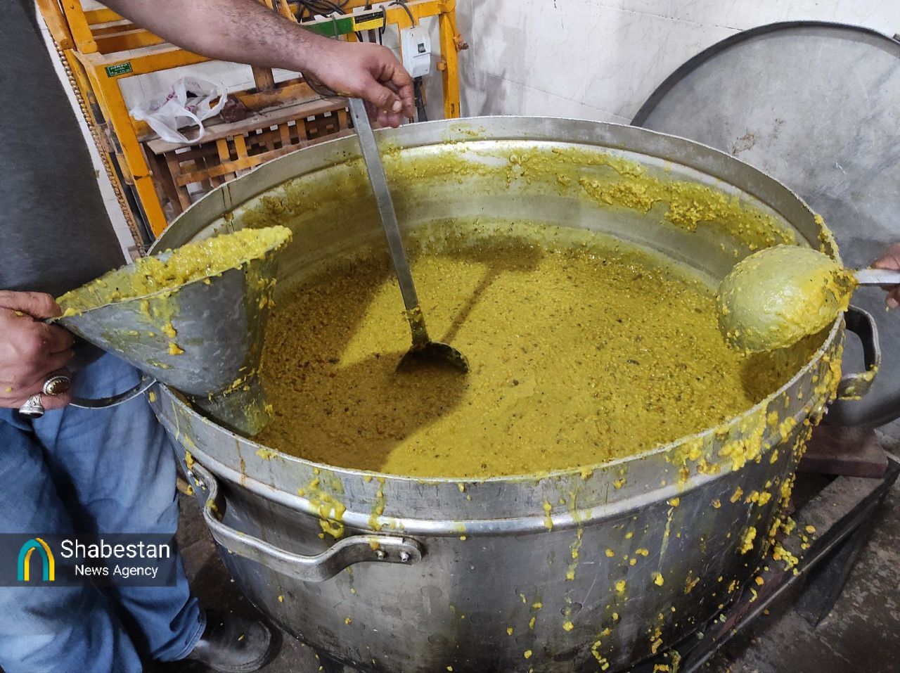 پایداری سنت حلیم‌پزی ده‌زیار در نیمه شعبان؛ نذر خالصانه در کام منتظران