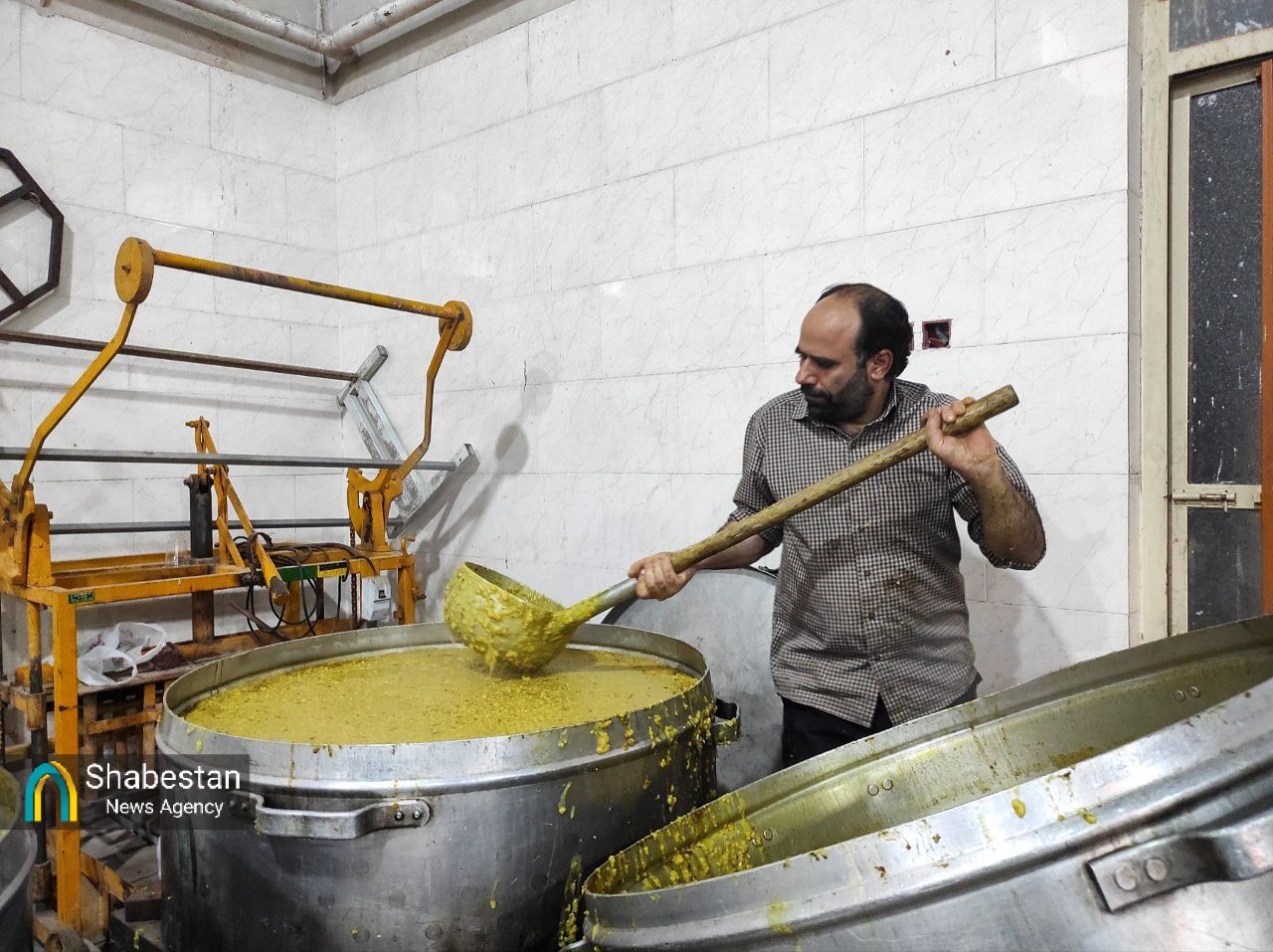 پایداری سنت حلیمپزی دهزیار در نیمه شعبان؛ نذر خالصانه در کام منتظران
