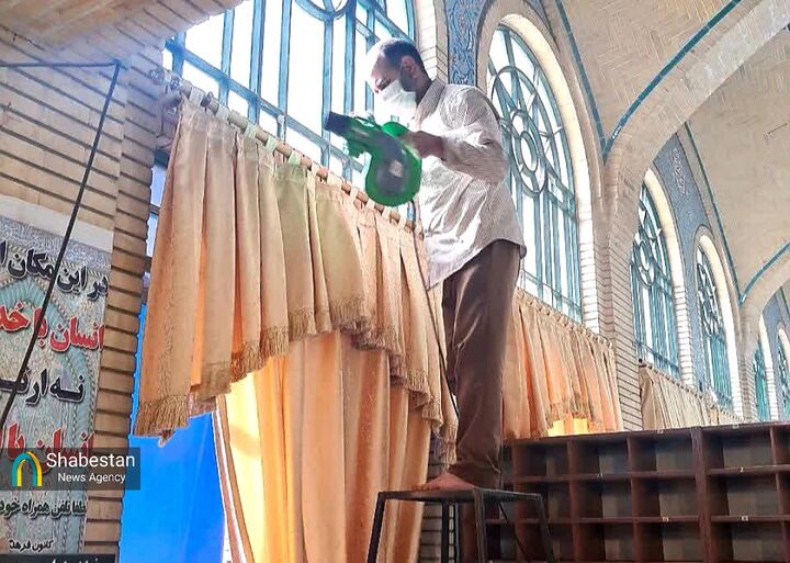 آغاز غبارروبی مساجد کرمان با پیشگامی کانون فرهنگی هنری الجواد علیه‌السلام در استقبال از ضیافت‌ الله