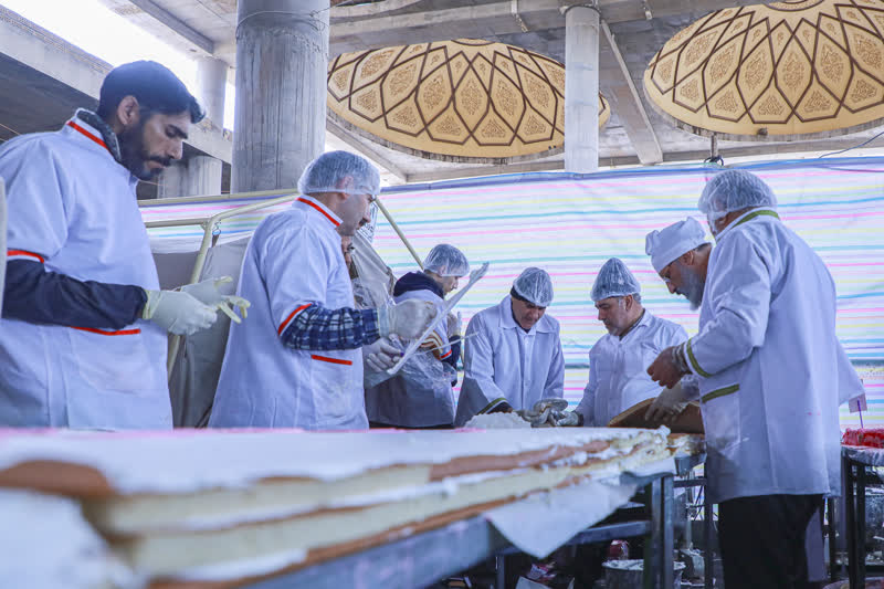 پخت بزرگترین کیک پرچمی ایران در آستان مقدس مسجد جمکران