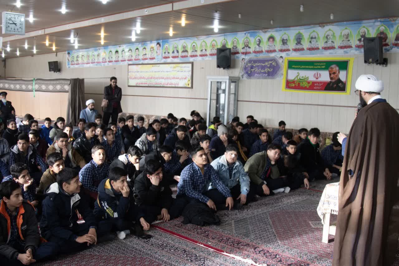 جشن سهروزه «عبادت نوجوانان بهشتی» با حضور ۴۵۰ دانشآموز در آران و بیدگل برگزار شد