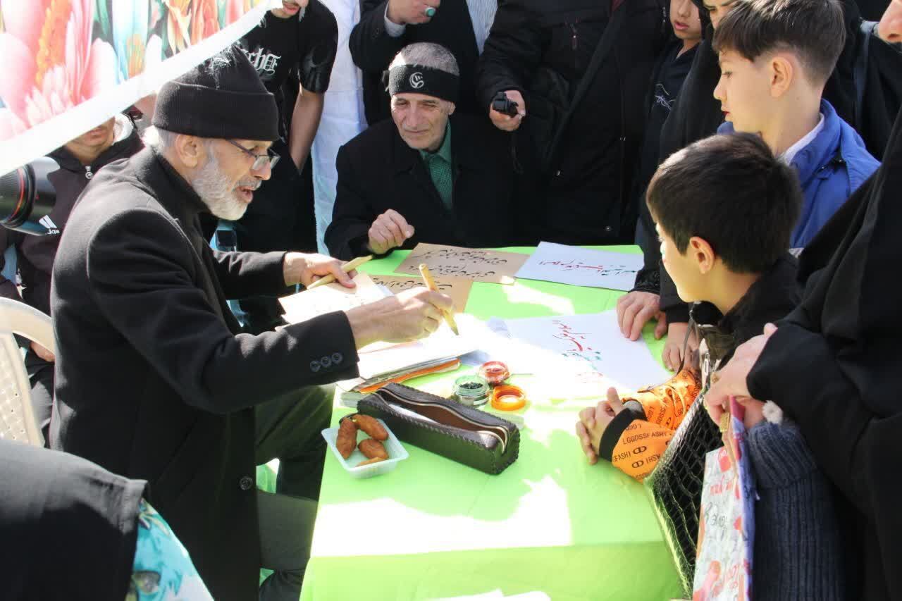 استقبال پرشور مردم از غرفه های «جشن حضور تا ظهور» کانون های مساجد