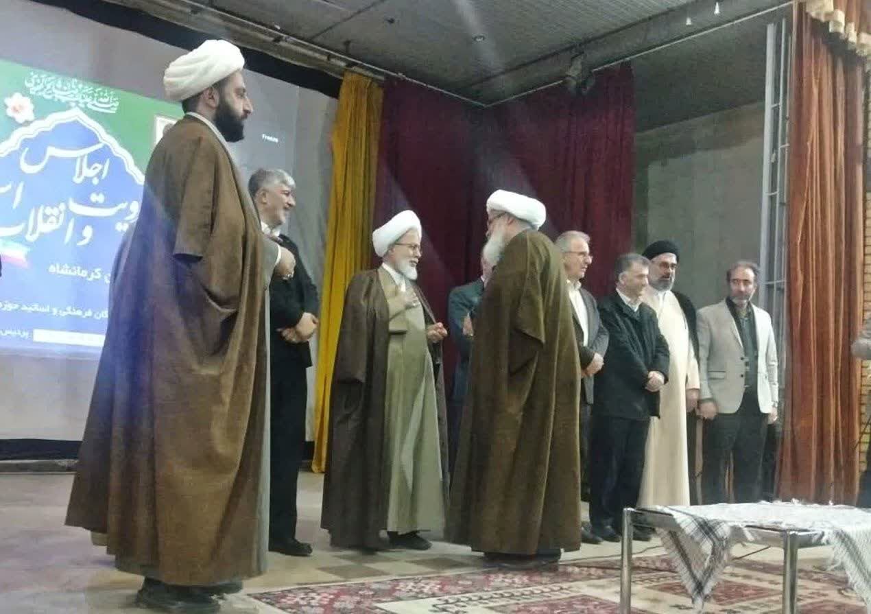 تجلیل از نویسنده برجسته کانون های مساجد در اجلاس علمی «مهدویت و انقلاب اسلامی» &nbsp;