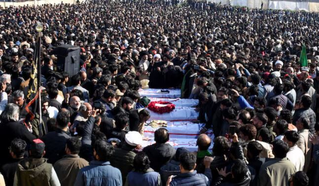 حضور گسترده مردم در تشییع پیکر شهدای حمله انتحاری مسجد شیعیان پاکستان