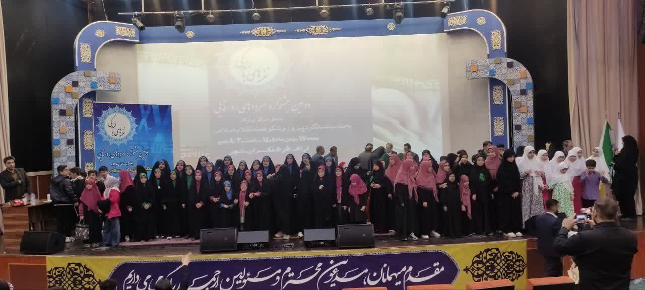 افتخارآفرینی دختران روستای چشمهپهن اراک/ گروه سرود دختران «مشکات الهدی» مقام اول جشنواره سرودهای روستایی را کسب کرد