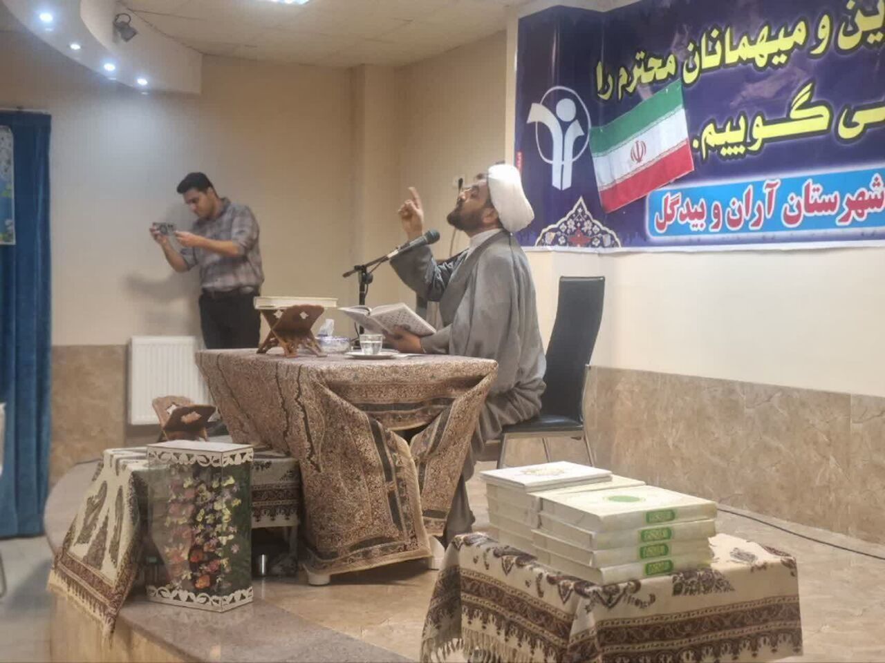 برگزاری آیین قرائت قرآن و تفسیر  ویژه دهه فجر در خانه امید بازنشستگان آران و بیدگل