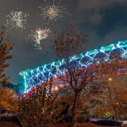 نورافشانی مناطق مختلف تهران در شب ۲۲ بهمن؛ پل طبیعت به رنگ پرچم ایران درآمد