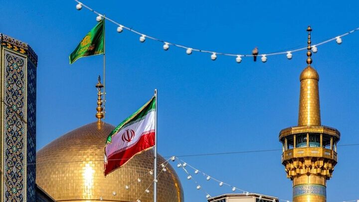 نصب پرچم ایران در صحن‌های حرم مطهر رضوی