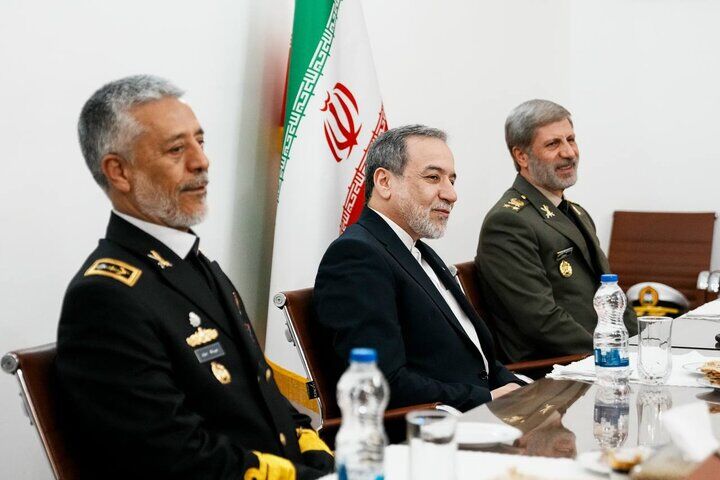 سرلشکر حاتمی: دیپلماسی و دفاع در یک میدان مشترک هستند