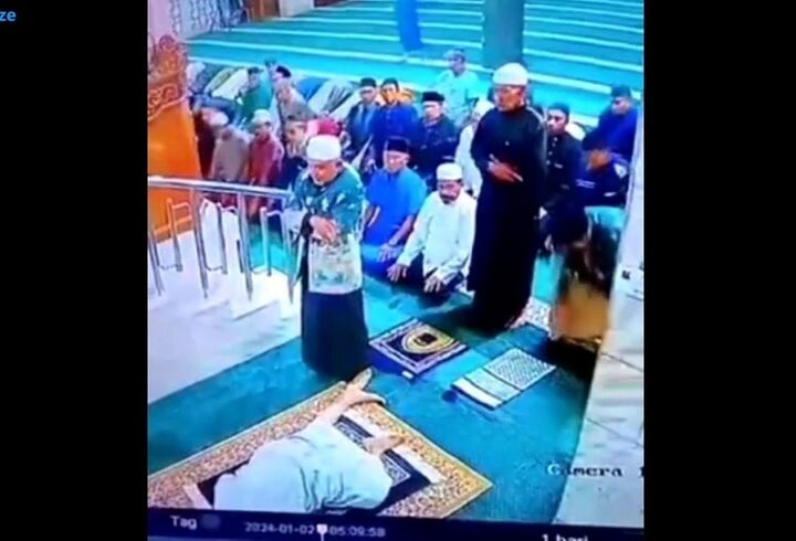 لحظه جان باختن امام جماعت هنگام اقامه نماز