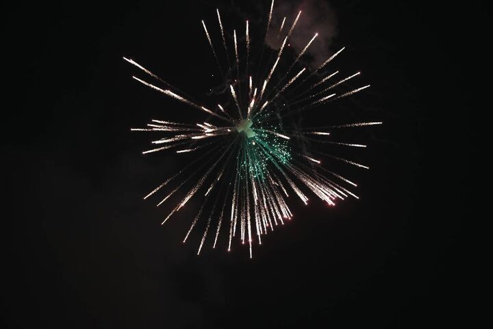 نورافشانی باشکوه در محوطه موزه ملی انقلاب اسلامی و دفاع مقدس