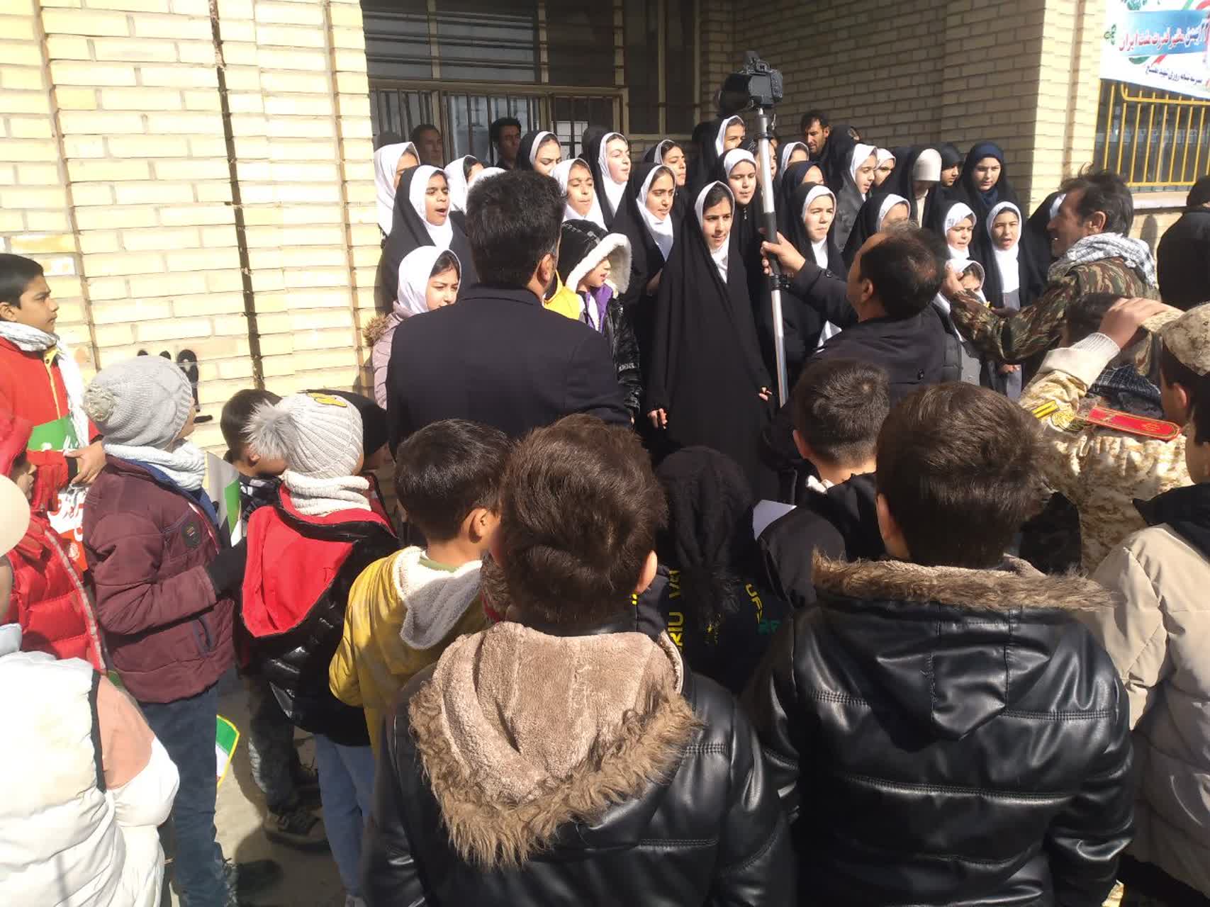 طلایه‌داران ایمان در مرز بیداری: نقش‌آفرینی نسل مسجدی آذربایجان غربی در جشن انقلاب