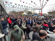 حضور رئیس جمهور در جمع راهپیمایان ٢٢ بهمن