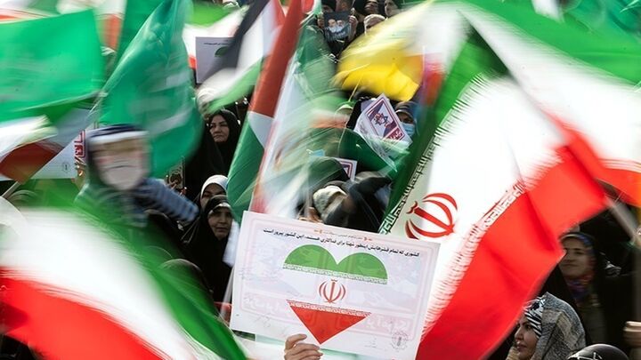 وحدت نسل‌ها از کودکان تا جوان و پیر در راهپیمایی ۲۲ بهمن ایلام