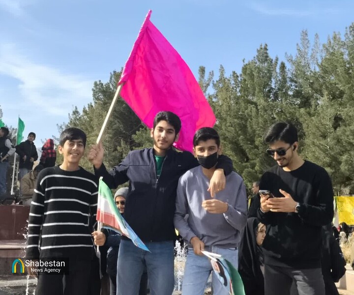 بیرجند، تجلی شور نوجوانی؛ دانش‌آموزان پرچم‌دار جشن انقلاب
