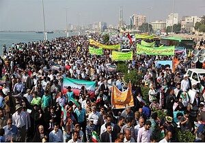 راهپیمایی معنادار بندری‌ها در کنار آب‌های خلیج‌فارس