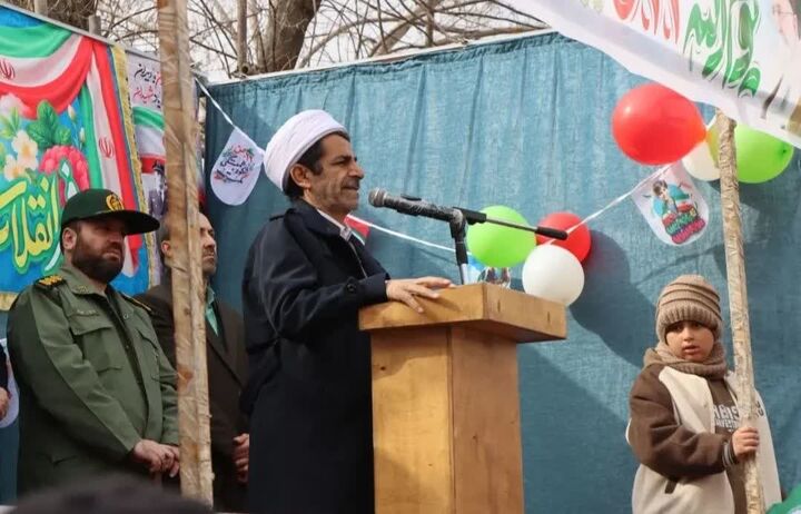 با تبعیت از رهبری و حفظ وحدت، در برابر دشمن می‌ایستیم