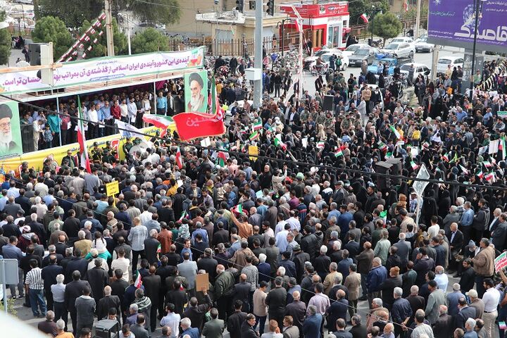 اجرای یک گروه سرود متفاوت در راهپیمایی جهرم