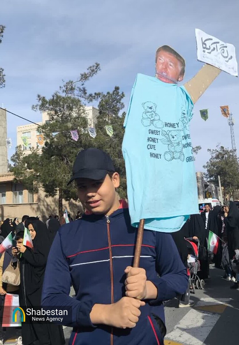 بیرجند در تسخیر شور نوجوانی؛ دانشآموزان پرچمدار جشن انقلاب