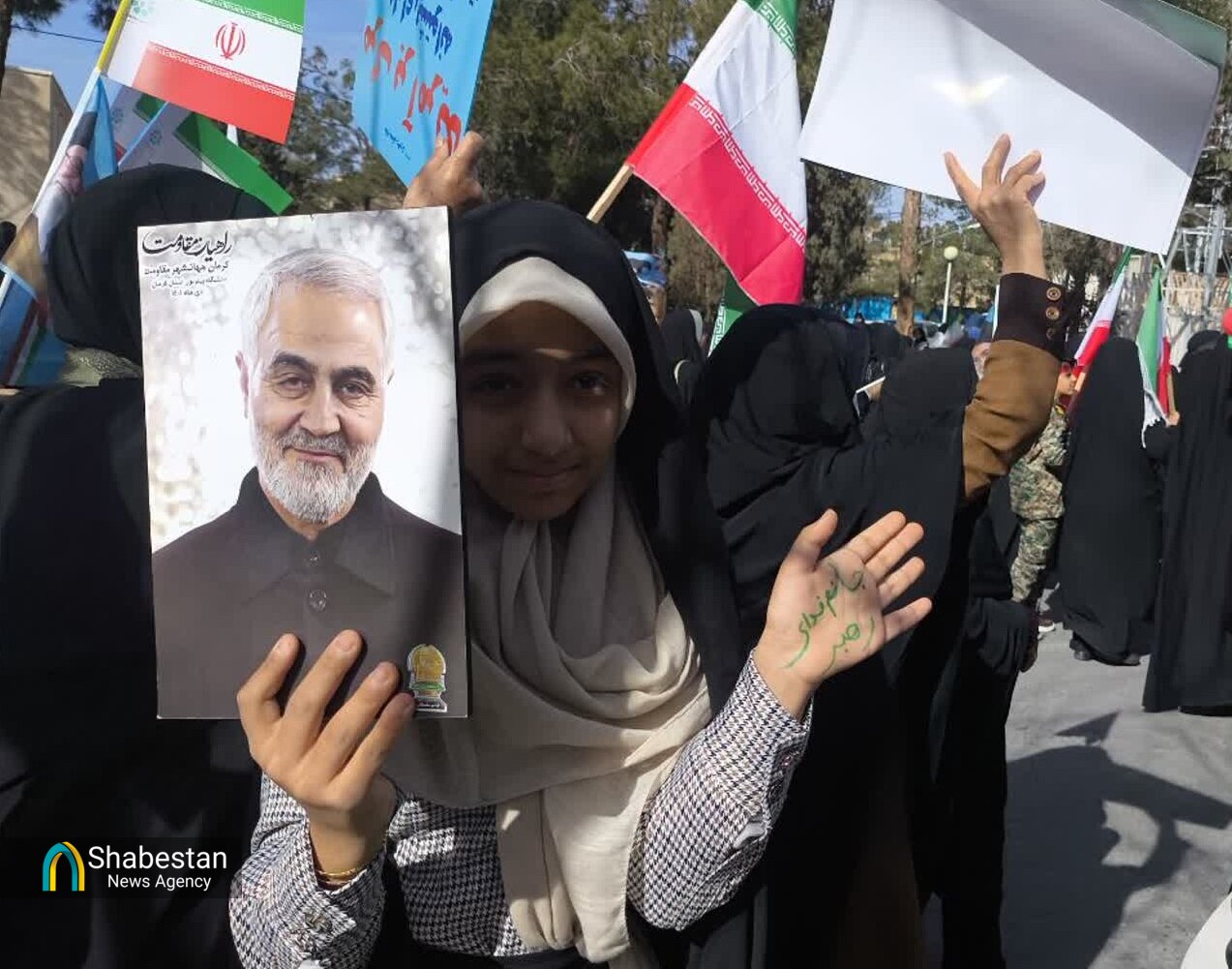 بیرجند در تسخیر شور نوجوانی؛ دانشآموزان پرچمدار جشن انقلاب