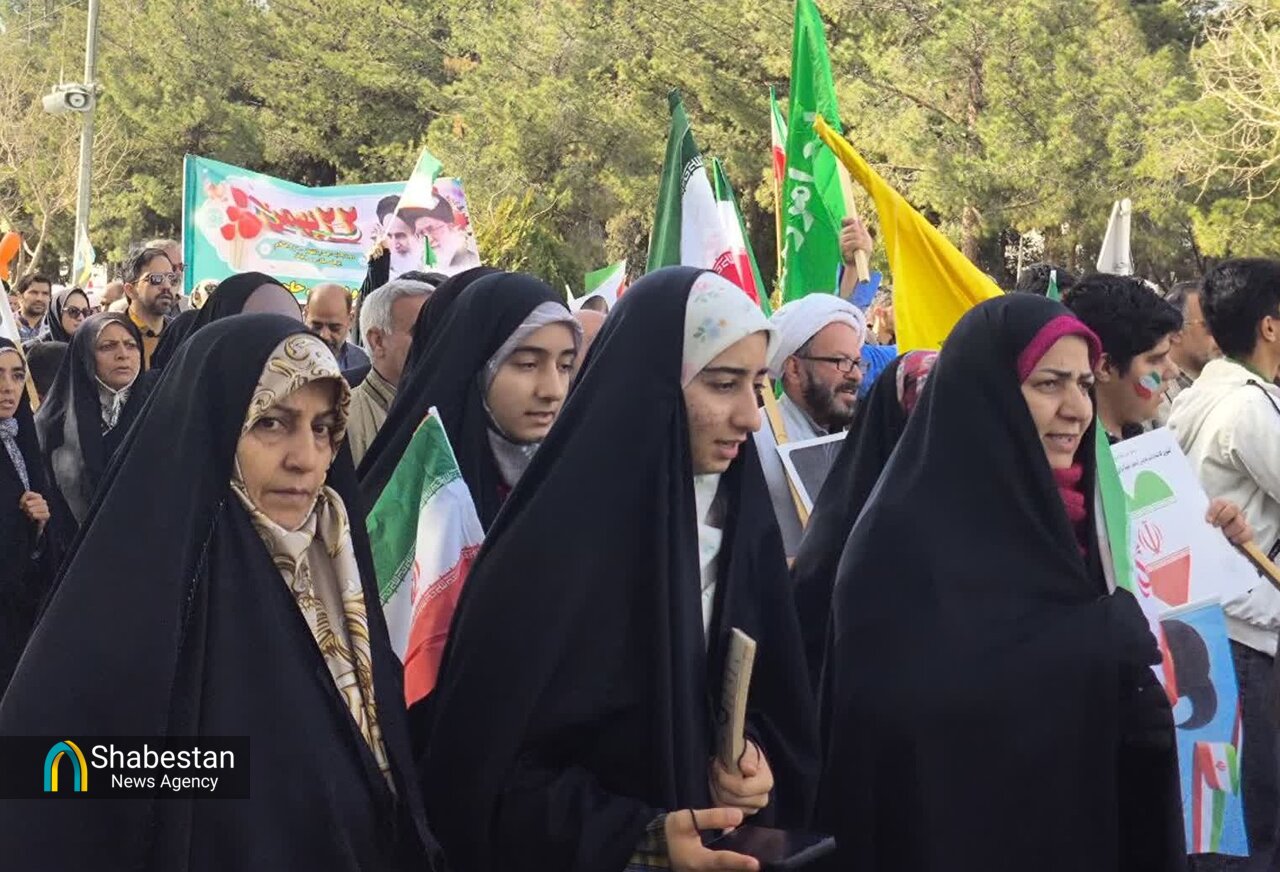 بیرجند در تسخیر شور نوجوانی؛ دانش‌آموزان پرچم‌دار جشن انقلاب