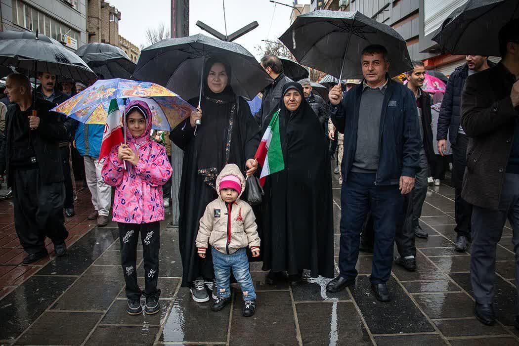 حماسهای از وحدت و ایمان در سرزمین مجاهدتهای خاموش/ کردستان یکصدا در جشن انقلاب