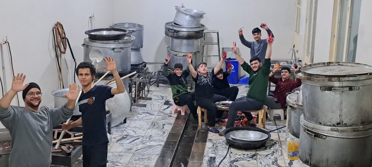 خدمت‌رسانی بچه‌های مسجد به شرکت‌کنندگان در راهپیمایی ۲۲ بهمن