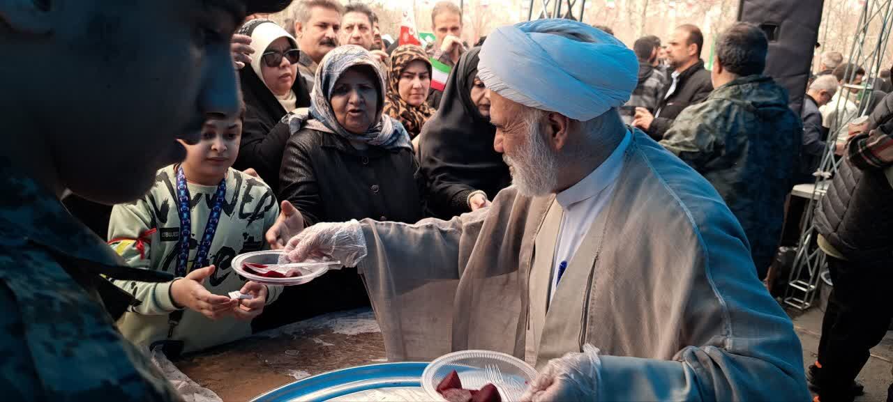 خدمت‌رسانی بچه‌های مسجد به شرکت‌کنندگان در راهپیمایی ۲۲ بهمن
