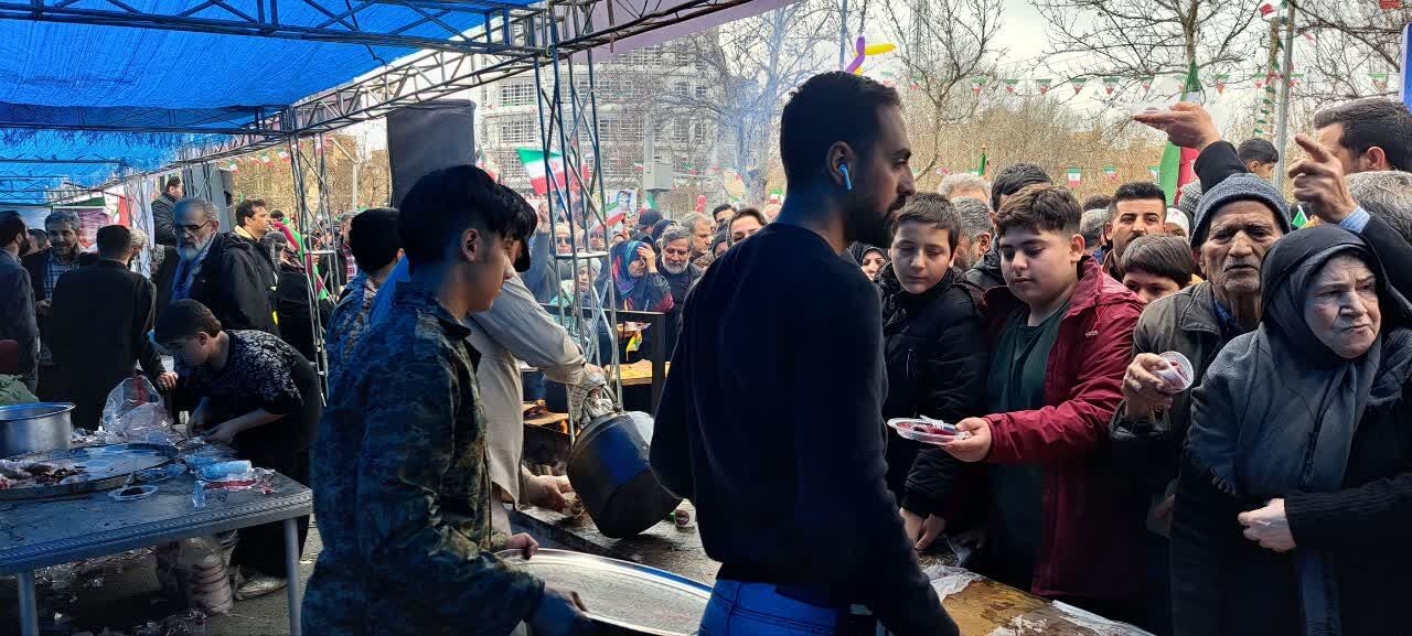 خدمت‌رسانی بچه‌های مسجد به شرکت‌کنندگان در راهپیمایی ۲۲ بهمن