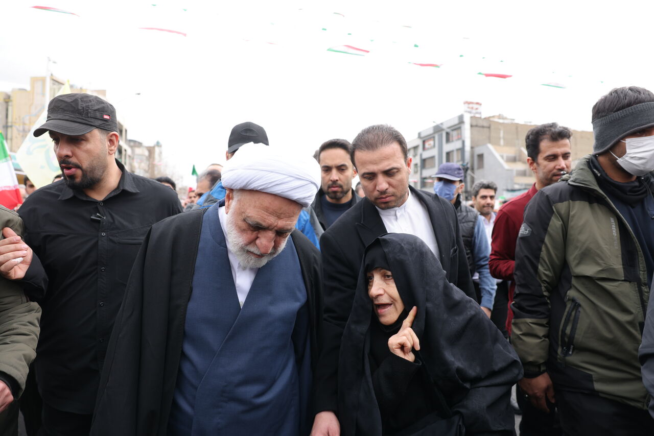 مسئولان و مردم در جشن چهلوهفت سالگی انقلاب اسلامی