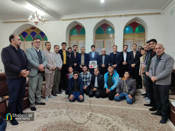 شکوهِ آیه در دل کویر آران و بیدگل؛ جایی که دو نوجوان کرمانشاهی، تاج حافظی بر سر نهادند