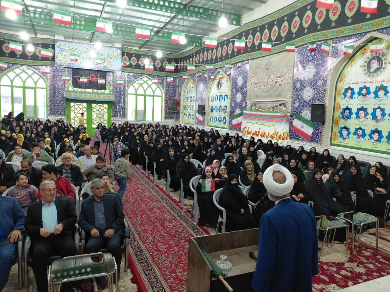 جشن بزرگ پیروزی انقلاب اسلامی در حسینیه رضویه عباس‌آباد آران و بیدگل برگزار شد