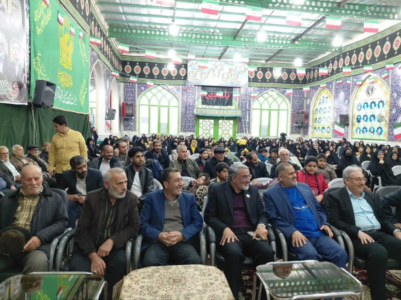 جشن بزرگ پیروزی انقلاب اسلامی در حسینیه رضویه عباسآباد آران و بیدگل برگزار شد