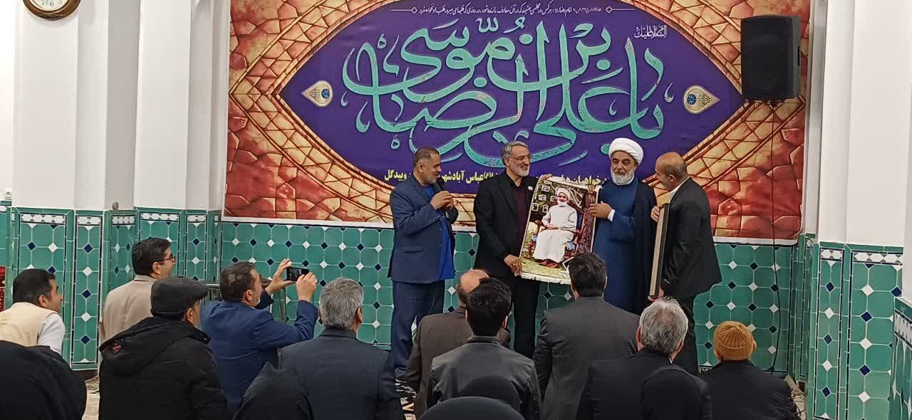 جشن بزرگ پیروزی انقلاب اسلامی در حسینیه رضویه عباسآباد آران و بیدگل برگزار شد